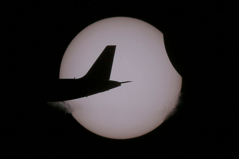 Foto del eclipse captada por el pasajero de un avión a la altura de Taguig city, al este de Manila, Filipinas. Foto: Bullit Marquez/AP